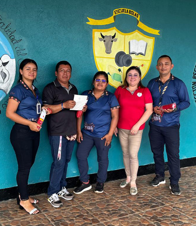 APSE Sindicato entrega ¢70 millones en becas para estudiantes de escasos recursos durante visita a las bases