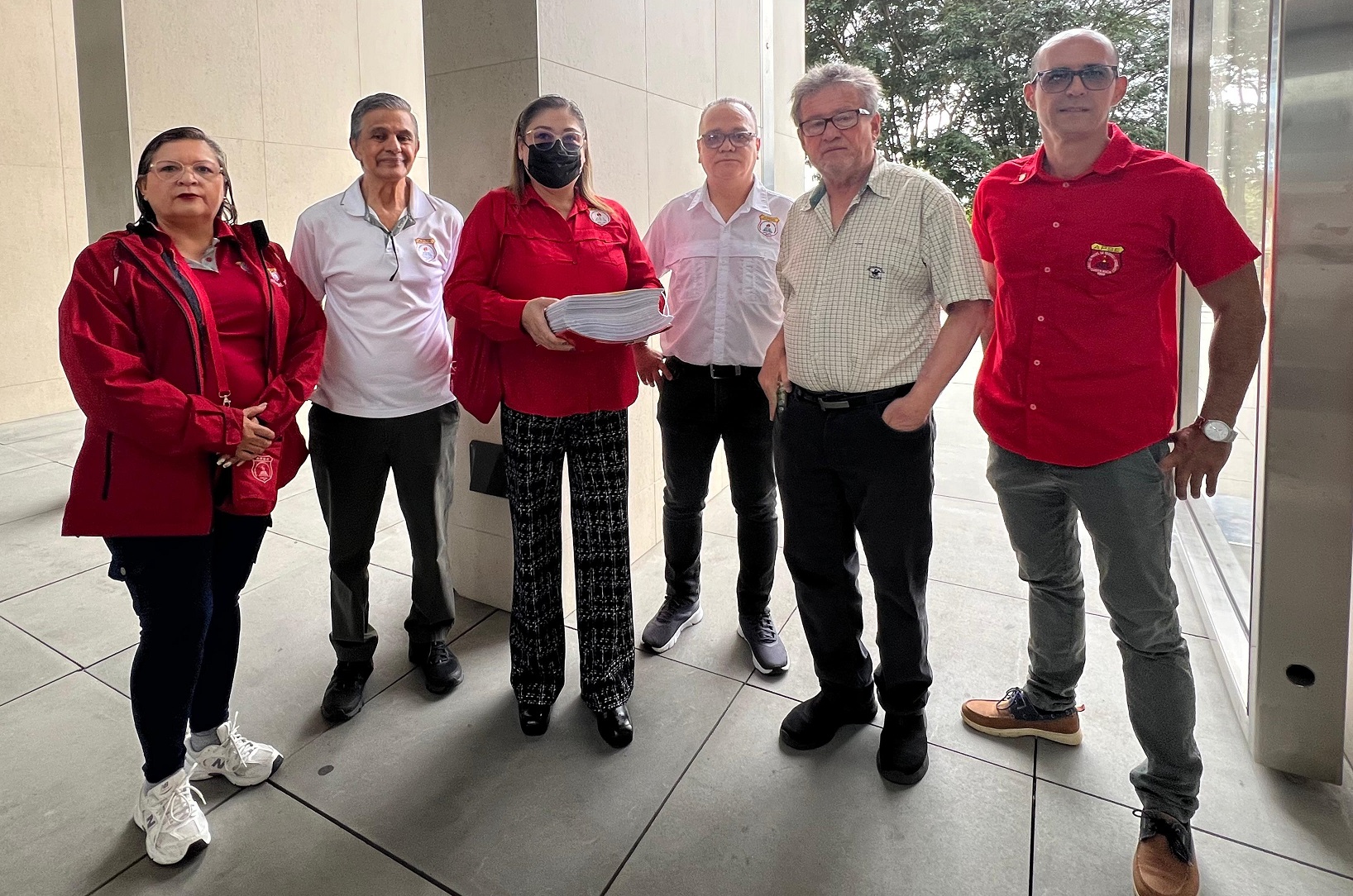 APSE entrega casi 4.000 firmas a la Asamblea Legislativa para exigir la eliminación de la regla fiscal en educación pública